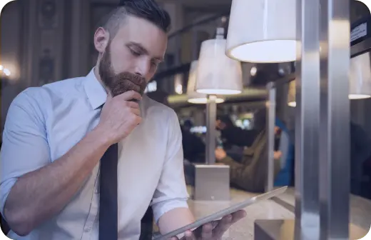 hombre viendo su tablet
