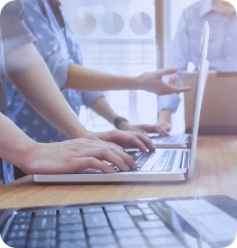 manos en computador trabajando