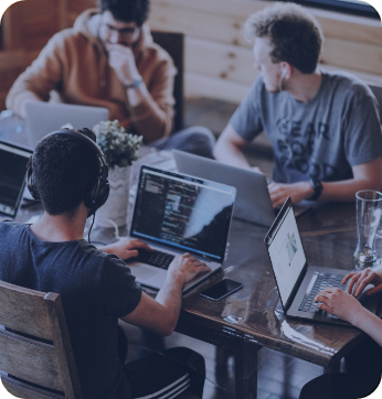 hombres en computadores desarrollando software