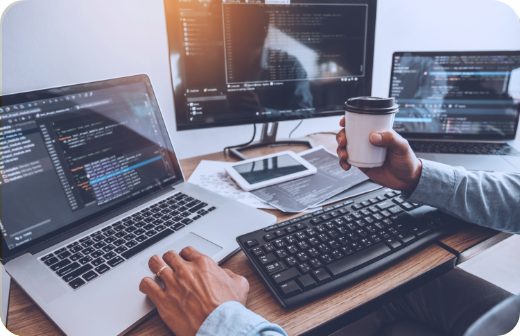 manos de una persona en un computador escribiendo código