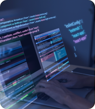 manos de una persona en un computador escribiendo código