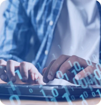 manos en computador trabajando