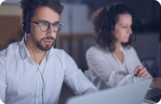 hombre y mujer trabajando
