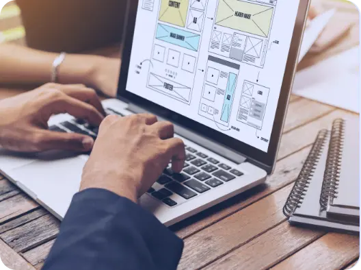 Persona diseñando sitio web en computador